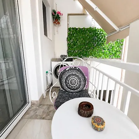 Emanuela Holidays With Private Parking Apartament